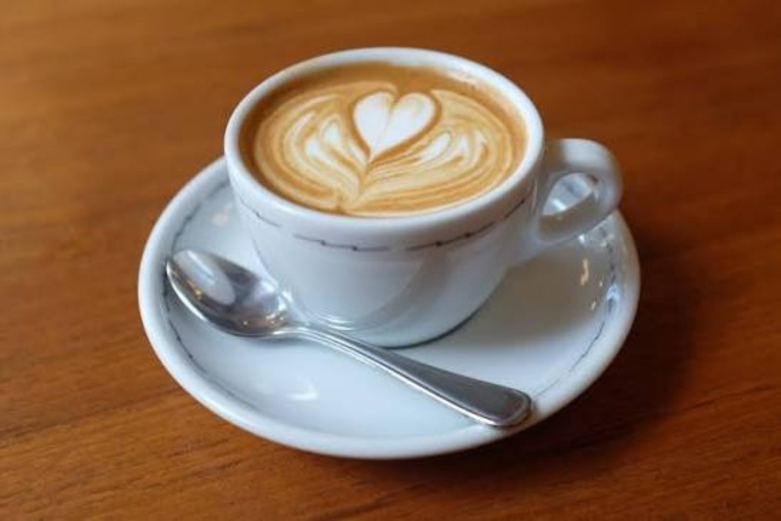 Capuchino italiano con un corazón dibujado en la espuma