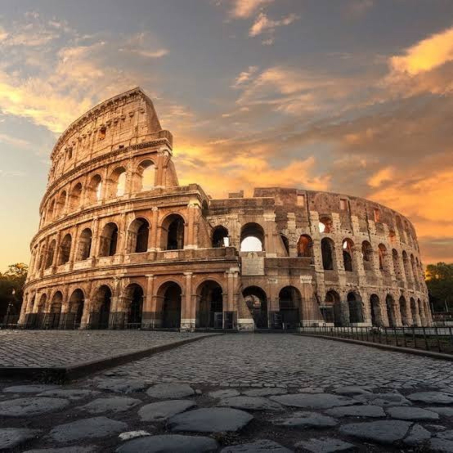 El Coliseo de Roma bajo un cielo de atardecer